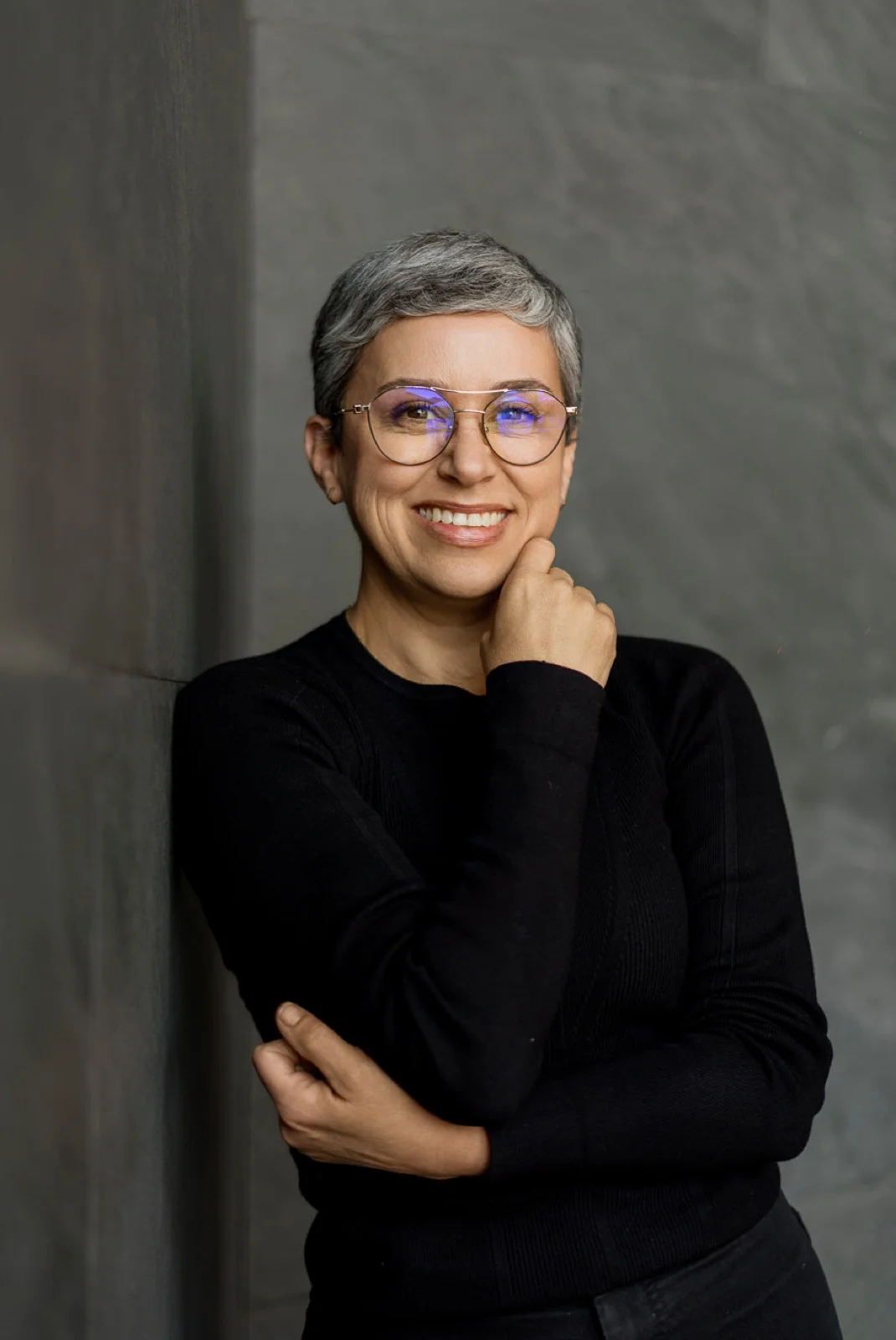 Rocío Gómez realizando terapia SAAMA sesión de desbloqueo energético